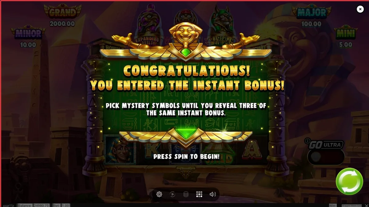 Karakter mumi ramah dalam slot Wrappin’ More Gold dengan latar belakang gurun Mesir